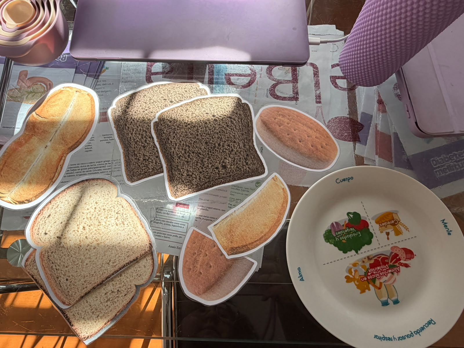 Material educativo sobre alimentos y porciones en una actividad de nutrición.
