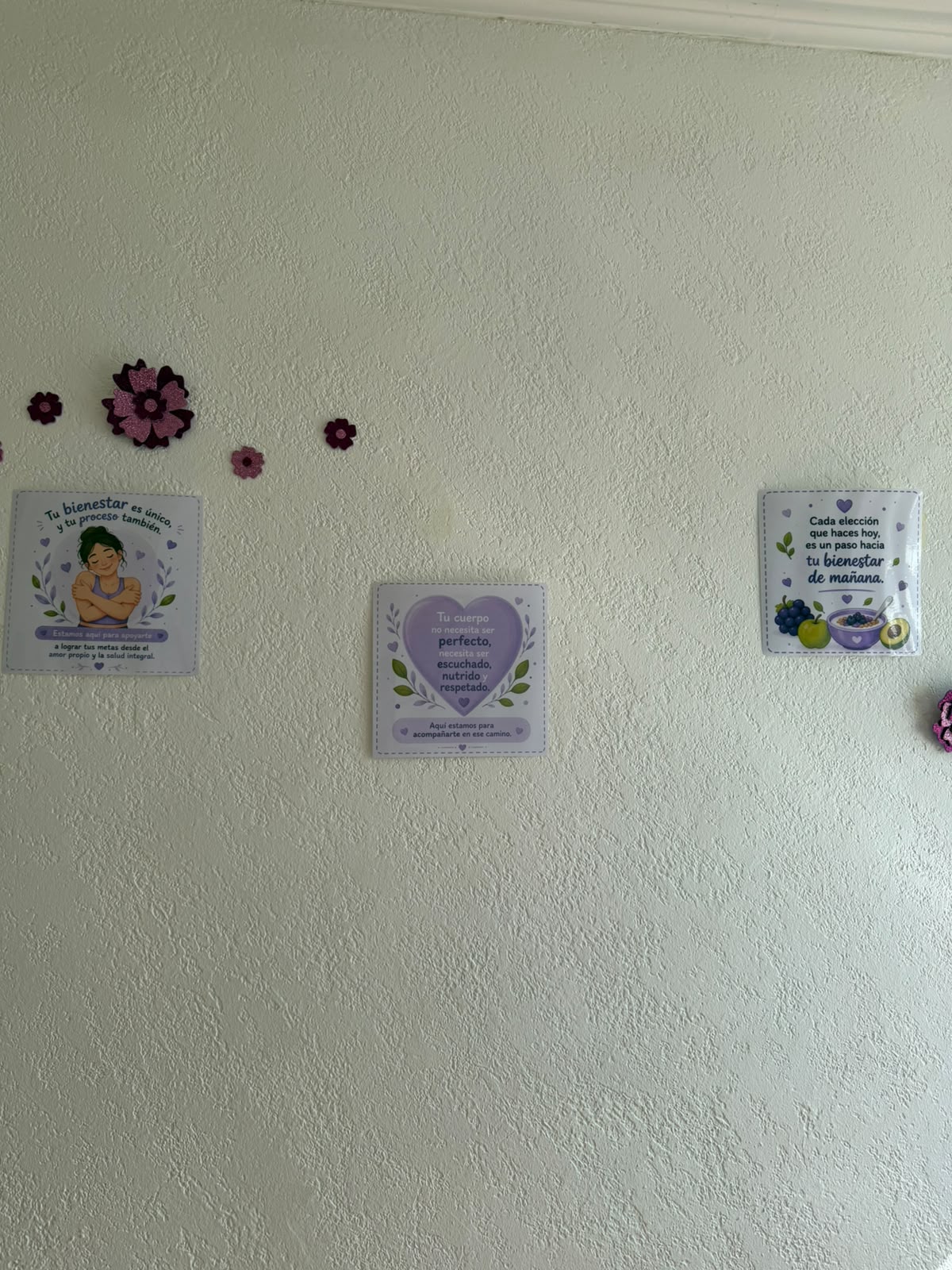 Espacio de nutrición con balanza, reloj y material informativo.